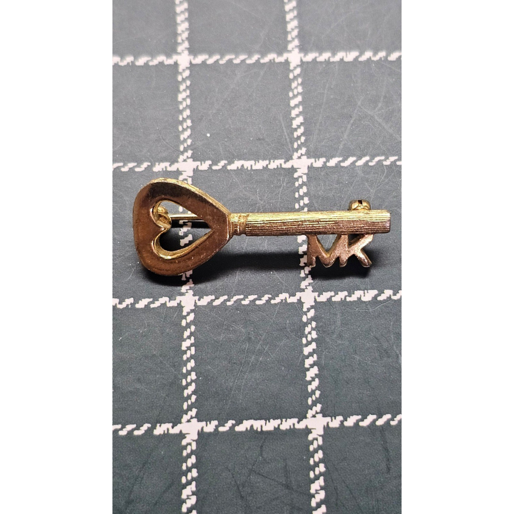 Vintage heart-shaped michael Kors brooch W6